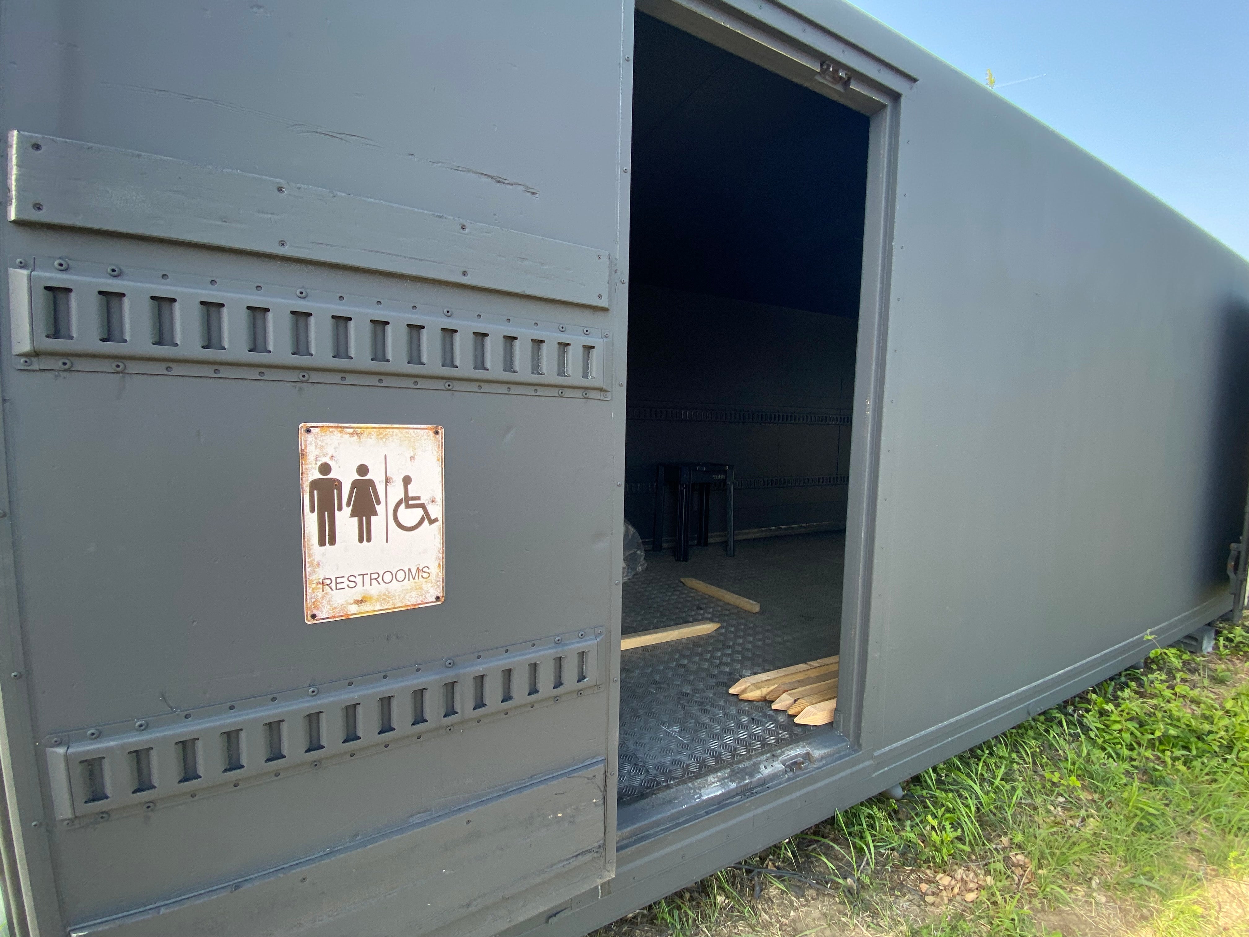 トイレ棟（中サイズベースコンテナ）SOLD OUT